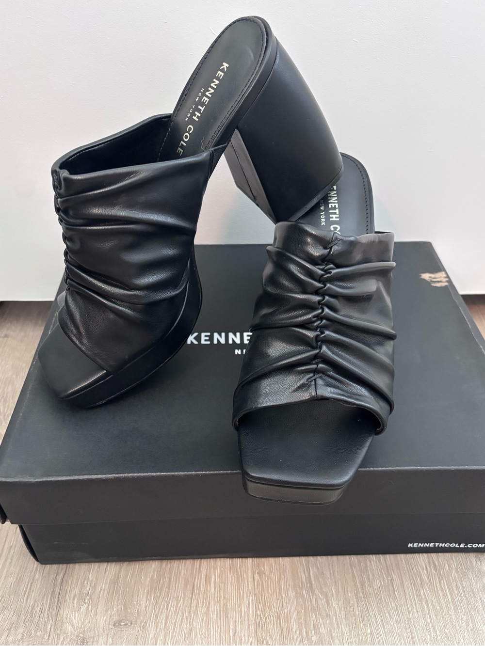 NEW Kenneth Cole Black Ruched Padded Anika Open Toe Sculpted Heel | Size 7